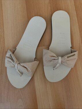 Havaianas Women's Metallic Cream Bow Slide Sandals